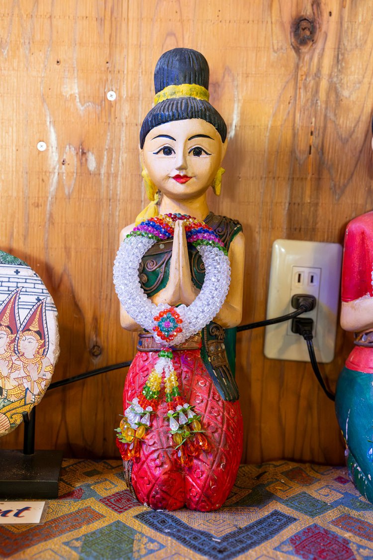 ラオス屋台の挨拶はワイ（合掌）が基本。