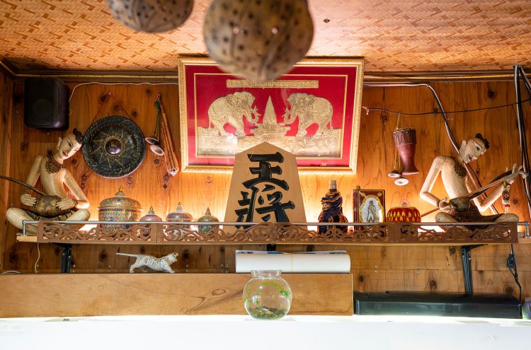 ラオス日本タイ折衷の店内。