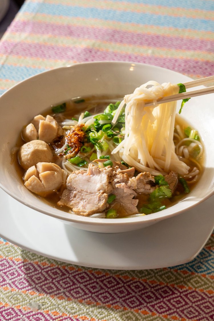 ラオスの米麺フー800円は豚肉と肉団子が入って具だくさん。にんにくの酢漬けや八角などで味つけしてある。