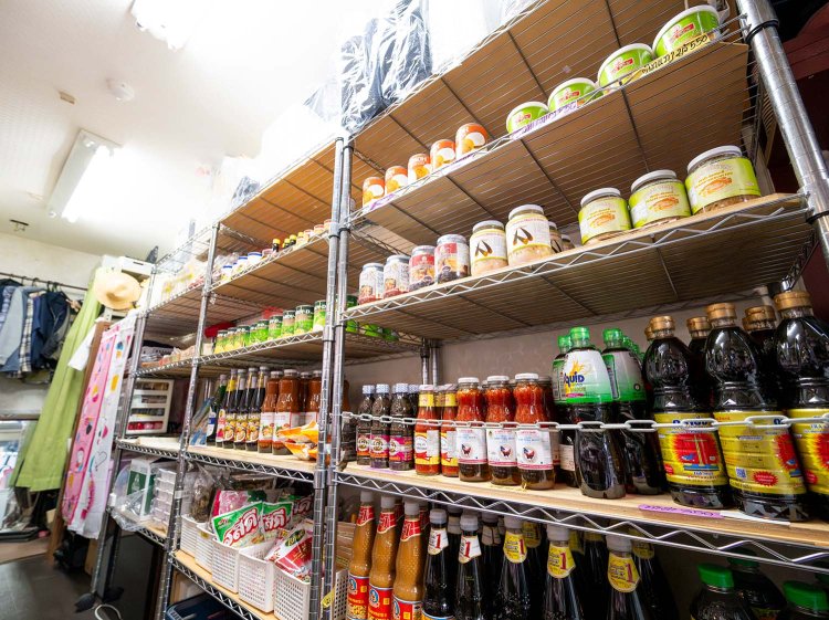 食材コーナーもあり、近所のタイ人たちにけっこう売れるのだとか。