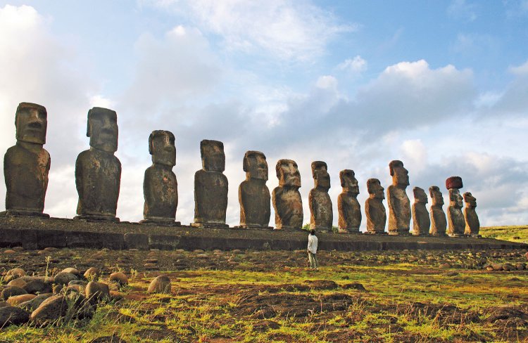 20代から世界中を旅してきたフミヤさん。40代で初めて訪れた、憧れのイースター島では、モアイ像の前で熱唱。
