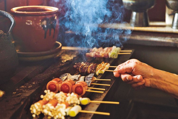 久留米の定番焼きとりは「ダルム」（牛、豚、馬の小腸）。主に塩で食べる珍しい部位の串は屋台発祥といわれる。