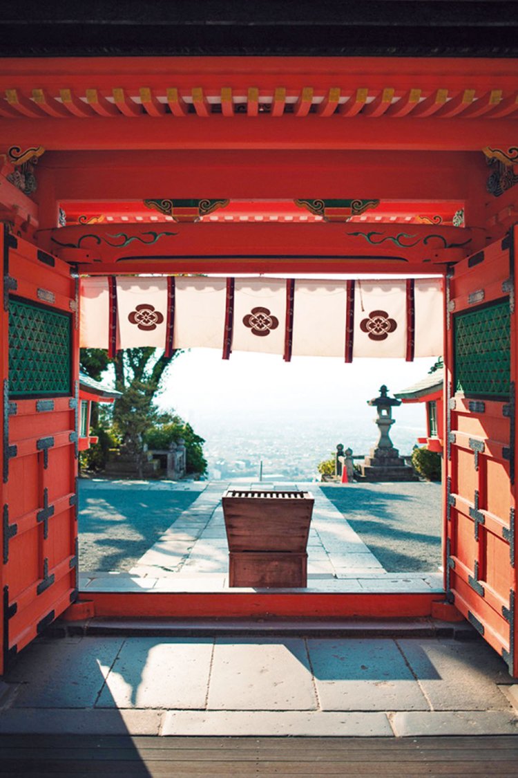 耳納連山の最西端、標高約300mの高良山にある高良大社。万治3年（1660）に創建された古社からは市内を一望できる。