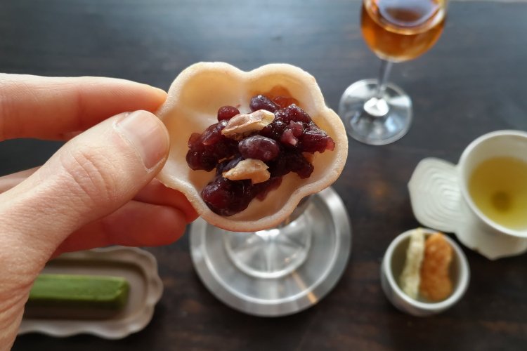 パリパリ食感の炙り最中の皮には、和菓子屋のあんことローストくるみをのせて。