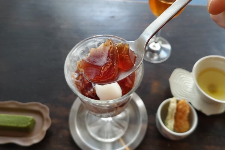 パフェの中層を占める焙煎紅茶GEKKOゼリーは、香り高く甘さ控えめ。ミルクアイスと合わせても◎。