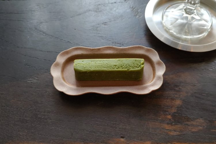 ミニレアテリーヌの抹茶味。生チョコを思わせるなめらかさや、抹茶アイスのような濃厚さがたまらない。