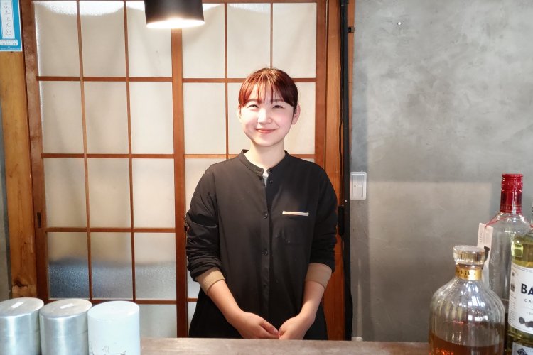 撮影に協力してくれたのは、スタッフの古木さん。接客からメニューの提供まで笑顔でこなす。