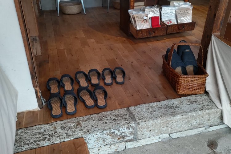 玄関で靴を脱ぎスリッパに履き替えて店内へ。お店というよりお宅を訪問する感覚だ。