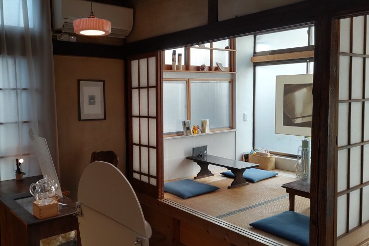 2人掛けのテーブル席のほか、障子で区切られた小上がりの和室がある。