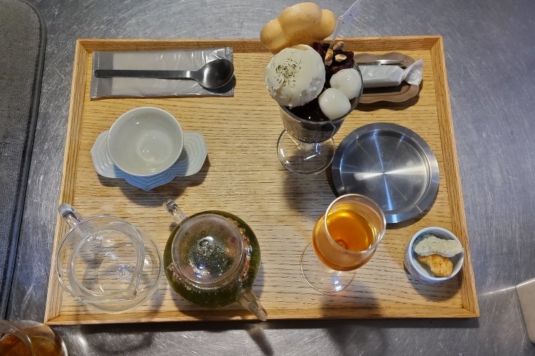 四角いお盆にセット内容を用意する。急須に煎茶を淹れたら準備完了。