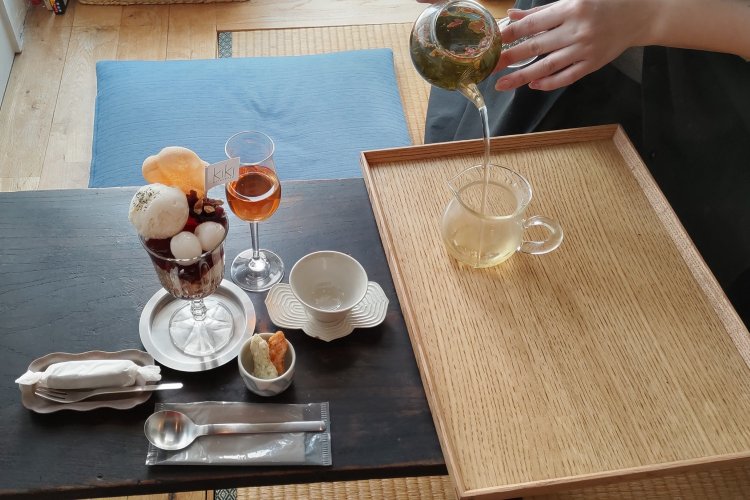 テーブルへ配膳し、目の前で煎茶を淹れる。このひと手間を惜しまないのが同店の流儀だ。