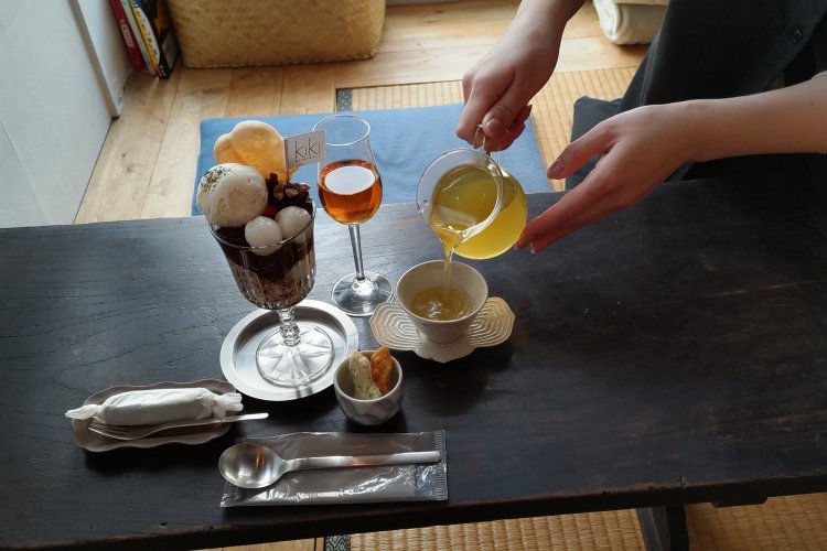 湯呑みに1杯分の煎茶を注ぐ。残りは自分のペースでつぎ足して、じっくり味わいたい。