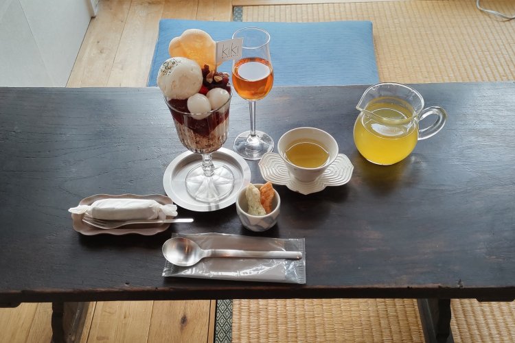 どれから味わおうか迷うほどボリュームのあるKiKiセット2050円（選ぶ甘味や食事により料金に変動あり）。2種類のお茶と甘味の相性の良さを体験できる。