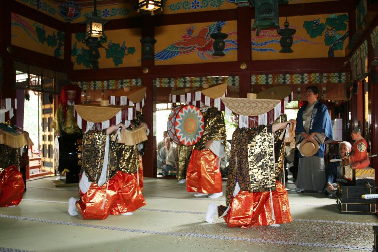 薄い板を百枚前後重ねた「びんざさら」で音を奏でながら優雅な舞を披露する。