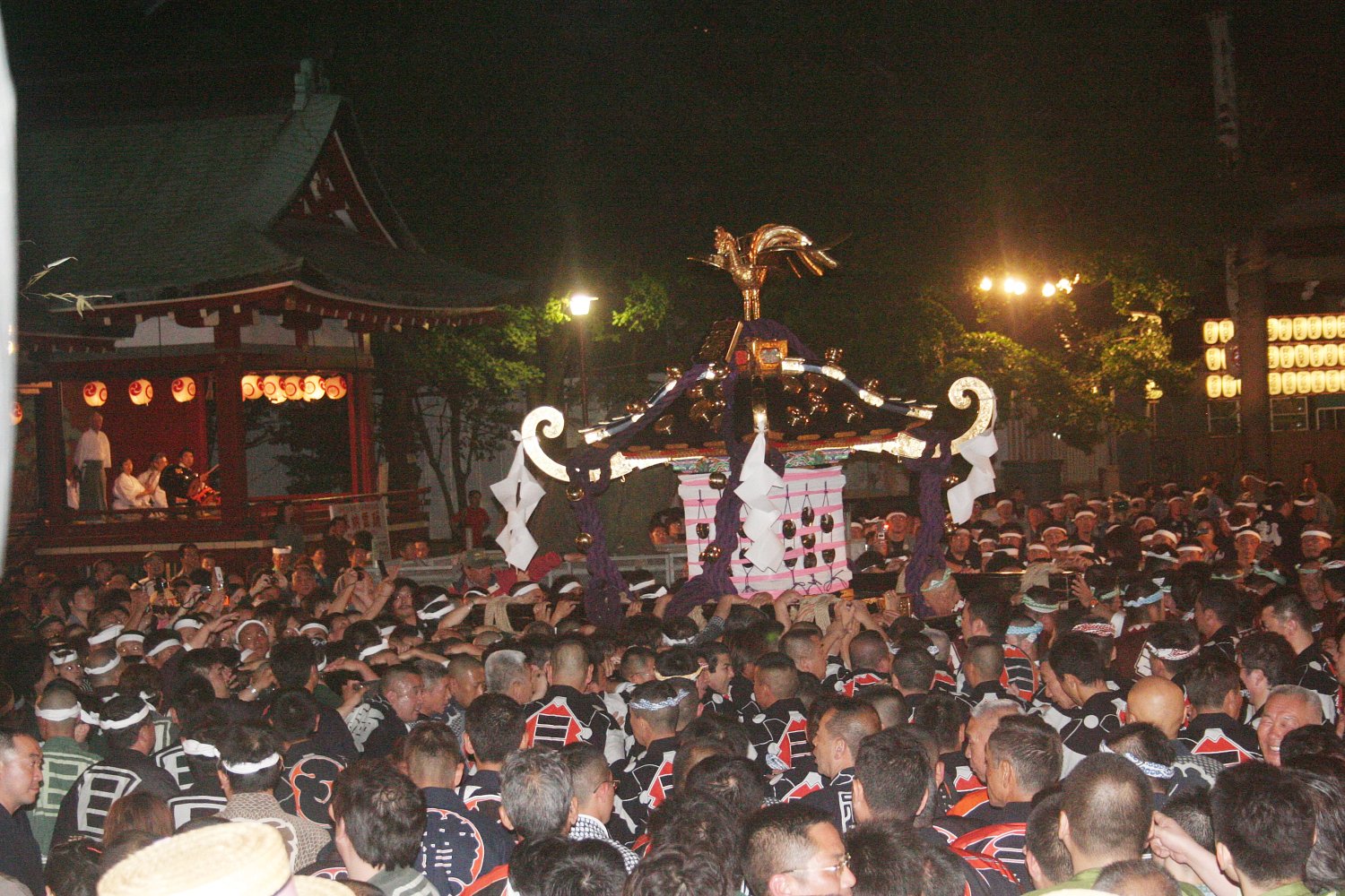お囃子が鳴り響く境内に本社神輿が担ぎ込まれる宮入りは勇壮かつ神秘的。