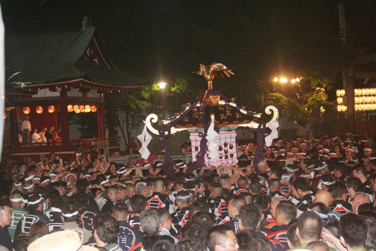 お囃子が鳴り響く境内に本社神輿が担ぎ込まれる宮入りは勇壮かつ神秘的。