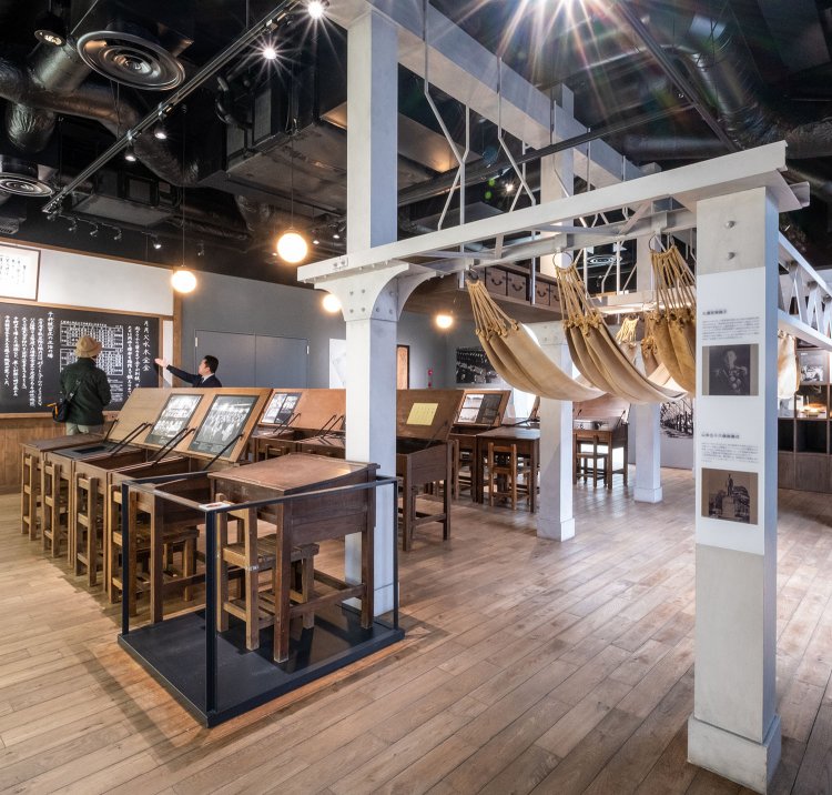 予科練習生が過ごした吊床や教室を再現した展示室「訓練」。館内には写真家・土門拳が練習生を撮った作品も掲示されている。