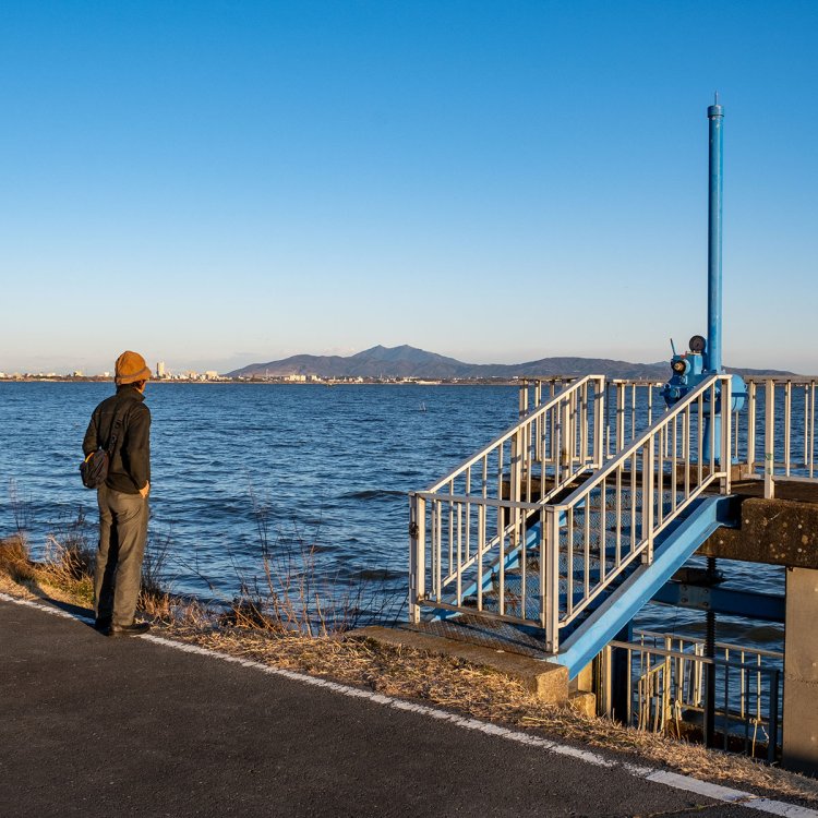 霞ヶ浦の先に土浦の街並みや筑波山を見通す。