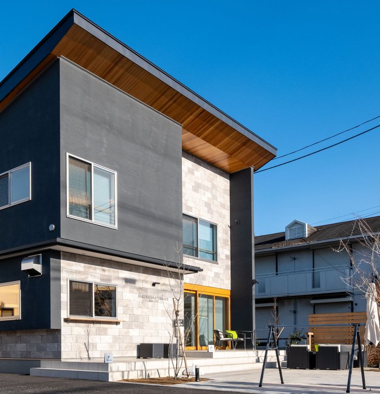 店先のテラス席にはサイクルラックも設置。