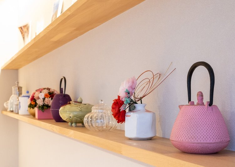 店内の棚には山本さんのティーポットコレクションが並ぶ