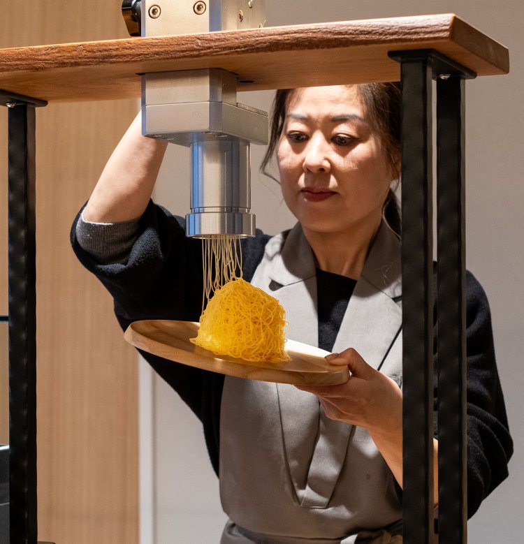 注文を受けてから客の目の前で仕上げていく生搾りモンブランは、見ているだけで幸せ気分に。