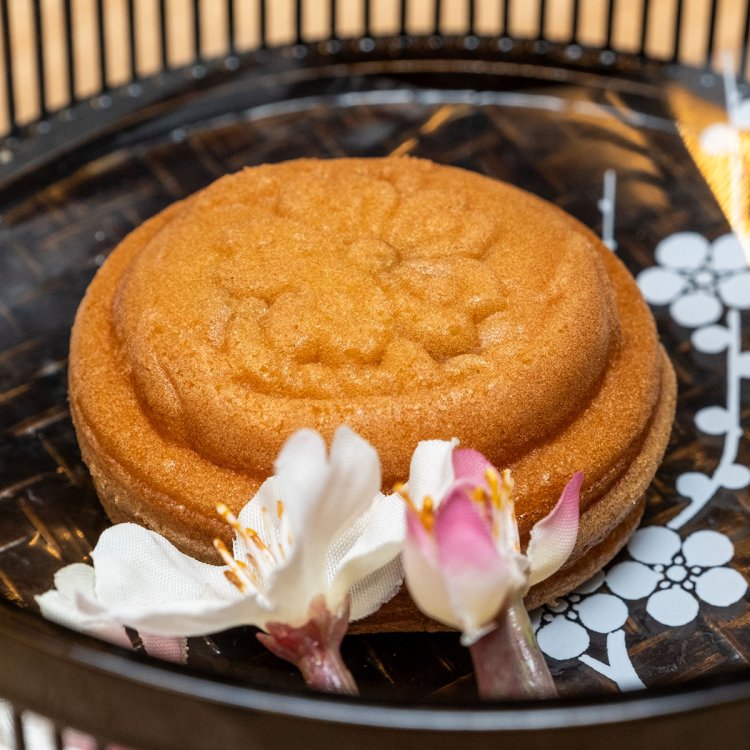 予科練の制服にある七つぼたんをあしらった人形焼も販売。