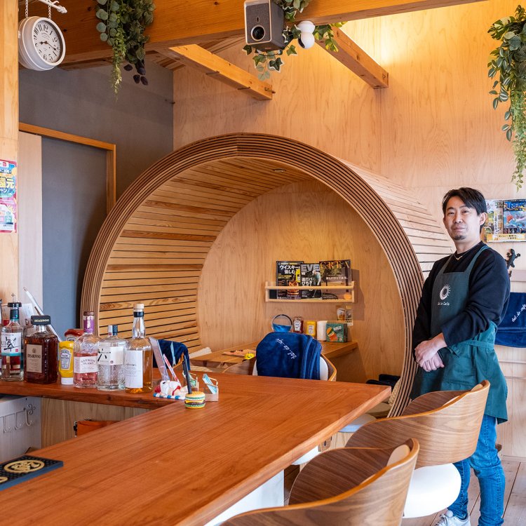 「樽型の席はとても落ち着くと人気があるんですよ」と話す店主の木幡大輔さん。