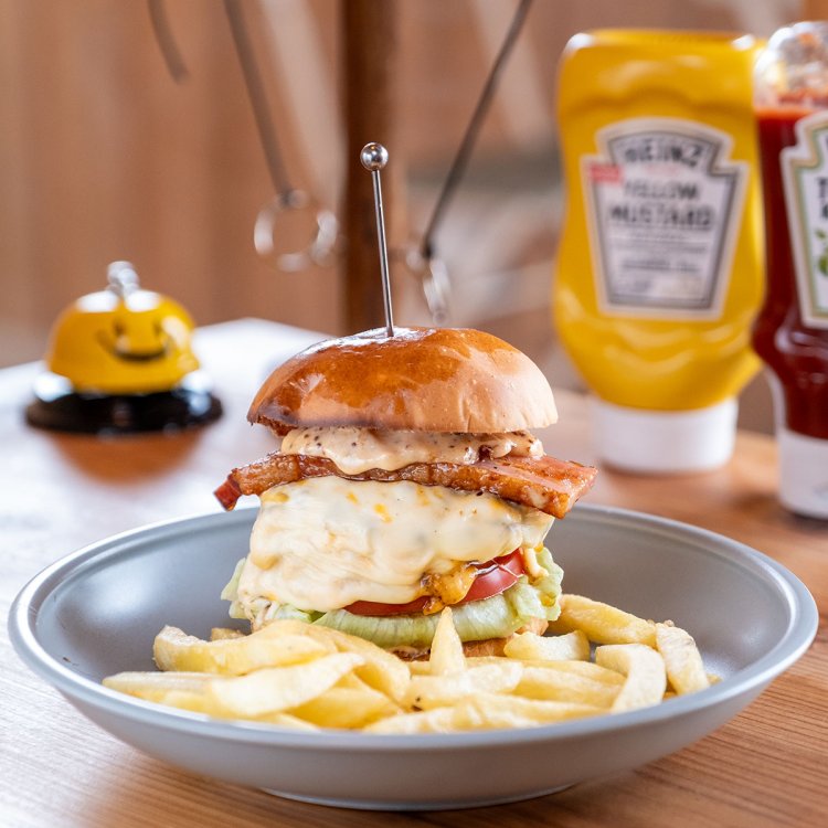 超豪勢なトッピングのサルデ BURGERポテトセット2150円。