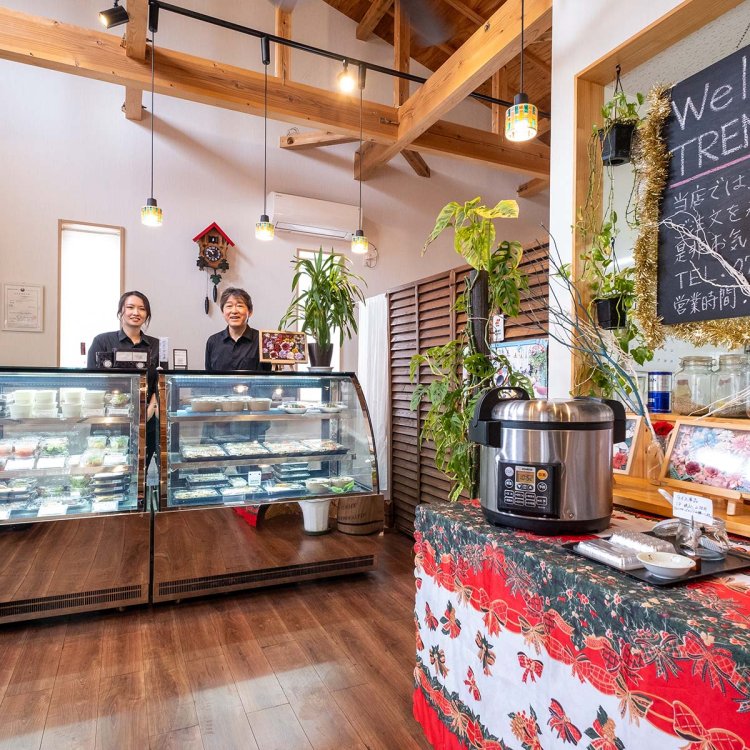 田中健一さん（右）と栄養士でメニュー作りの強い味方の椎名麻理沙さん。