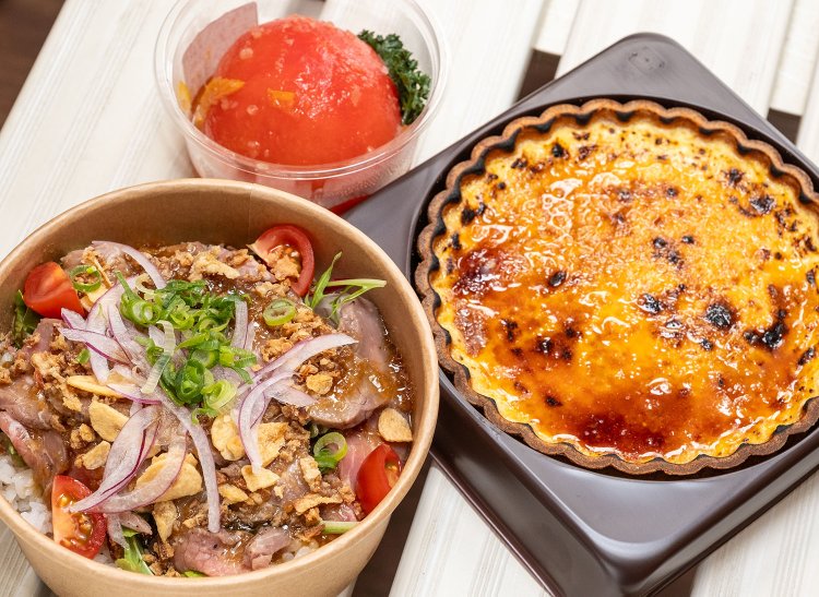 ローストビーフ丼1000円はじめ手の込んだタルトやマリネも評判だ。