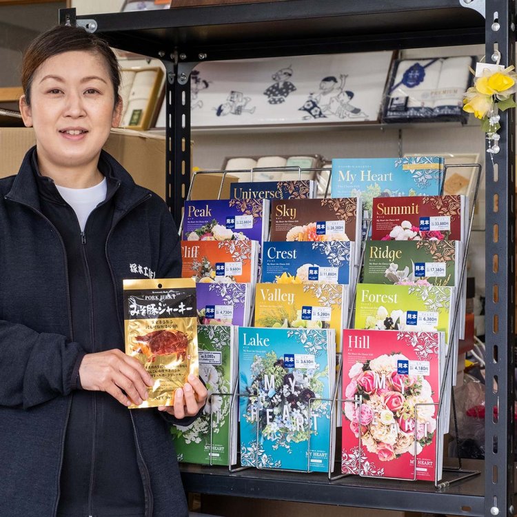 みそ豚ジャーキー498円は県産豚肉を地酒「桜翔」の酒粕とレンコン味噌で漬け込んだ珍味。肉厚でしっとりとした食感の逸品だ。