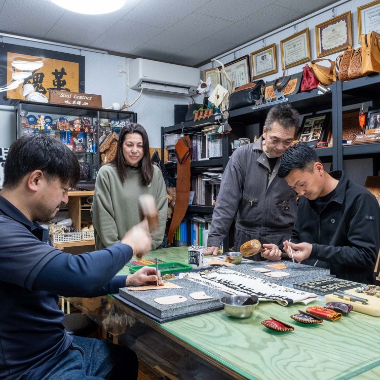 代表の大竹正博さんと主に体験教室を担当する妻・紀美子さんの指導を受け、自分だけの作品づくりに打ち込む。