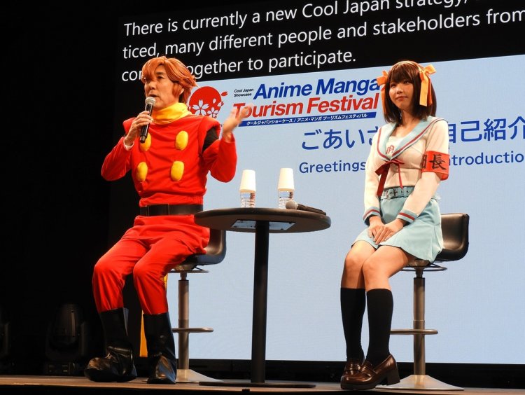 城内実クールジャパン戦略担当大臣とコスプレイヤーのえなこさん。