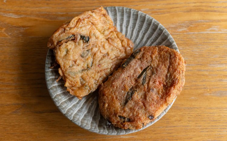 『丸忠蒲鉾店』の中華揚（左）、『増田屋蒲鉾店』（綾瀬）のとうがらし入（右）。