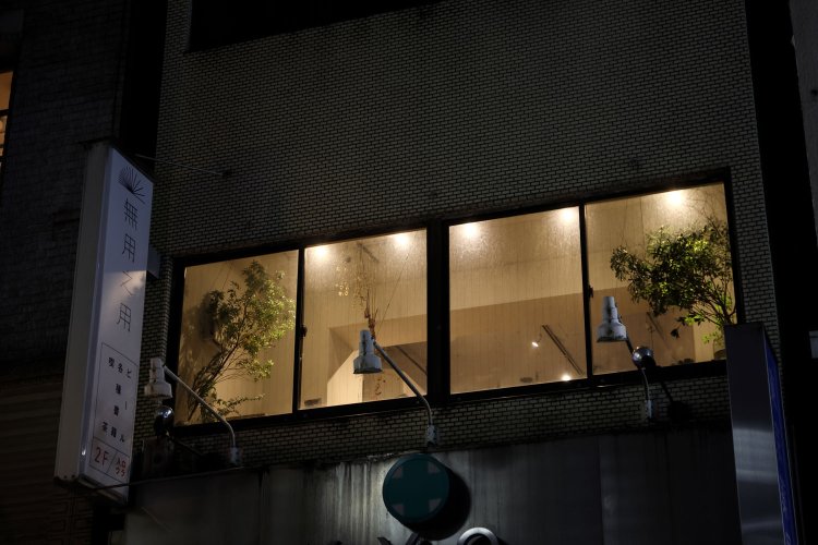 仕事帰りに立ち寄る人も多い。