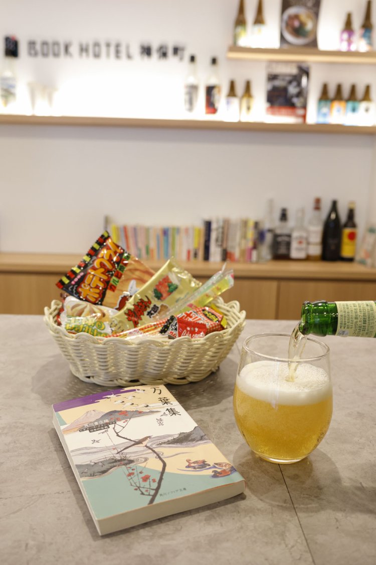 夜更けの読書セット1800円。酒が苦手な人はメロンソーダかオレンジジュース付きの真夜中の読書セット1200円を。