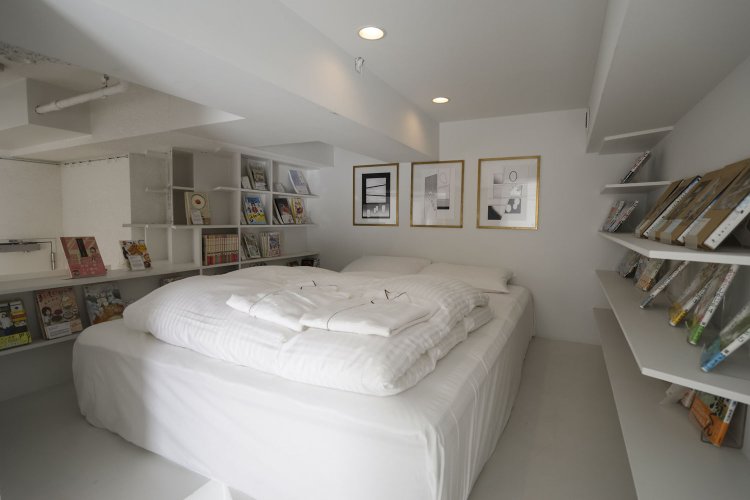 12階MANGA ART ROOM JIMBOCHOの客室。ベッド周りも漫画満載。