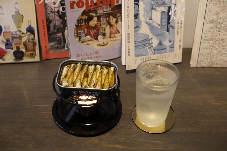 阿波の香りすだちサワー650円と、オイルサーディン800円。食べ物は持ち込み自由。