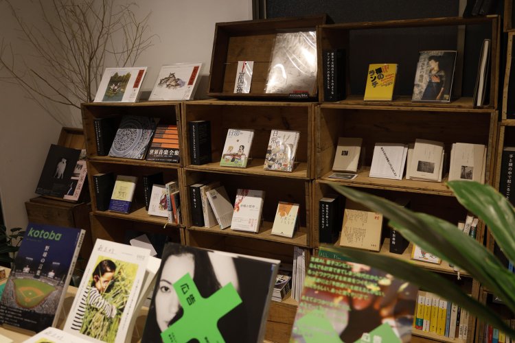 棚の半分が店主、半分は棚主たちによるセレクト。