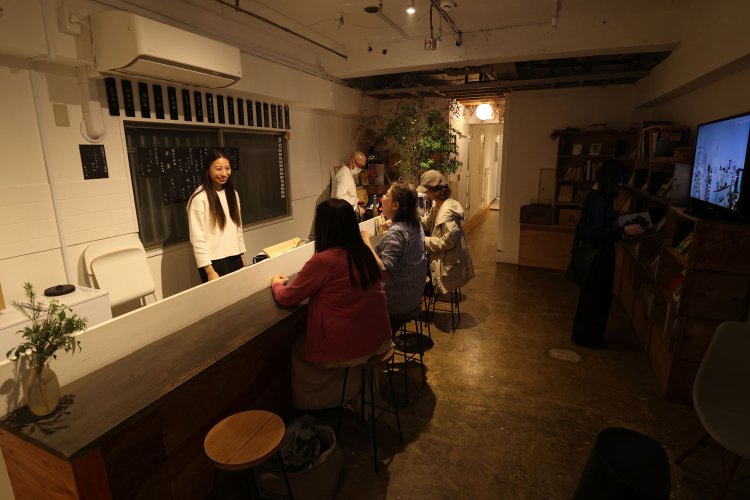 知らない者同士がしゃべっていくことも多い。