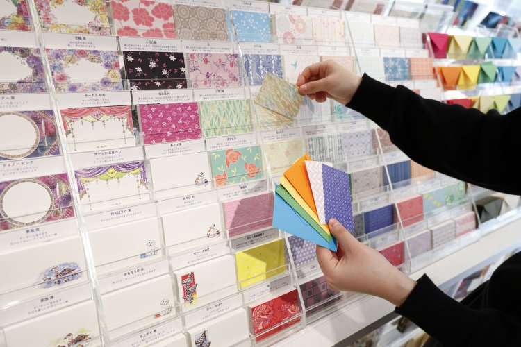 オリジナル文具の｢はこか｣790円。4種のスリーブ箱から1箱、80種のミニカードから8枚、30色のミニ封筒から4枚を組み合わせる。