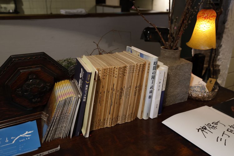 1人席にも本が。