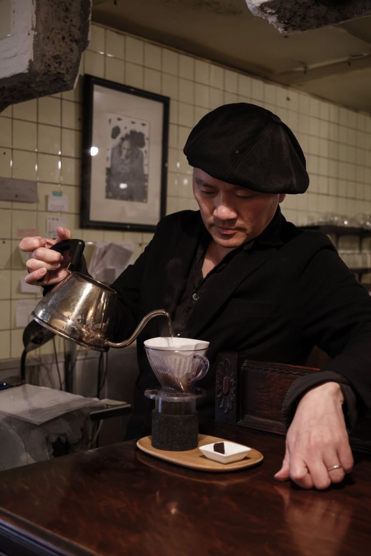 コーヒーをハンドドリップする福地さん。