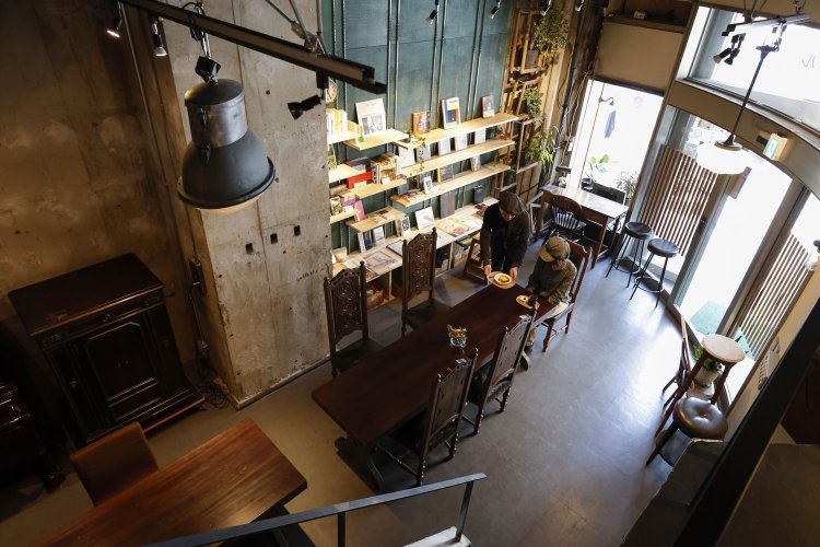 元建築士の福地さんが蕎麦店跡地をモダンに改装。2階席もいい。