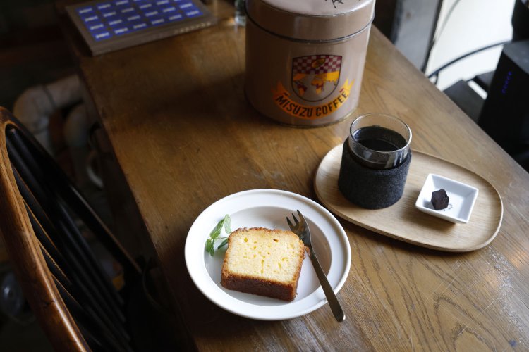 特注ブレンドの函館美鈴コーヒー700円とウィークエンドシトロン500円。焼き菓子は『SLOW GELATO in bilk』店主・モコメシ小沢朋子さん手製で香りにキュン。