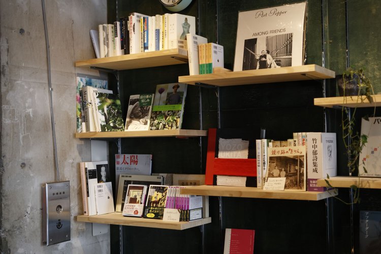 棚に並ぶ本の一部は購入可能だ。