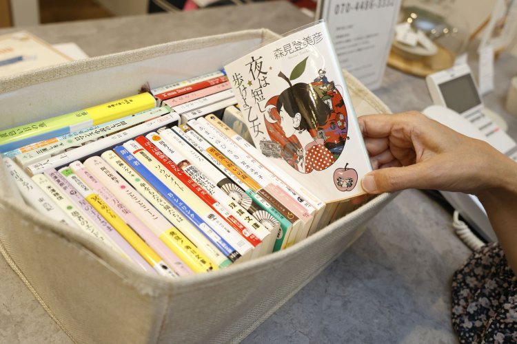 ブックバーのお通しは1冊のブックプレゼント。小箱から選んで。