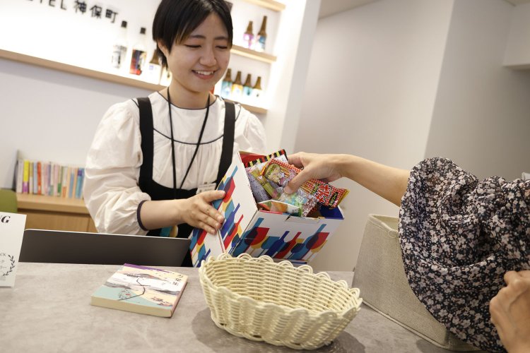 真夜中の読書セットの駄菓子をガサっとひとつかみ。