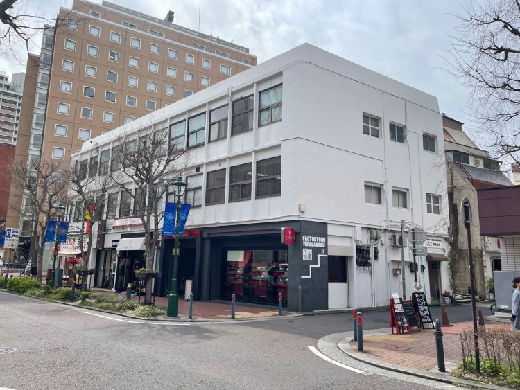 馬車道を港の方から根岸線高架に向かって歩いていくと見えてくる建物。北東方面から見た野田ビル・馬車道会館ビル。