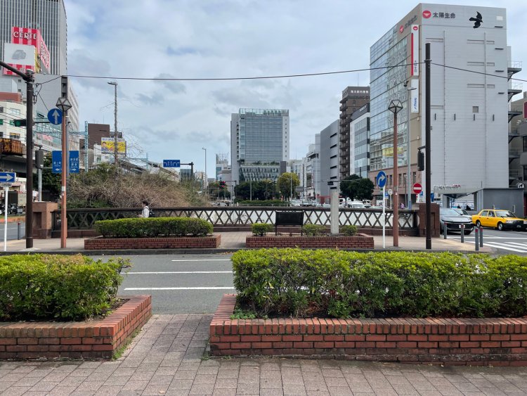 吉田橋から関内駅方向を見る。橋の下にはマリナード地下街、さらに下を首都高速横羽線が通っている。